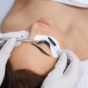 Sminkes és szempillaépítő