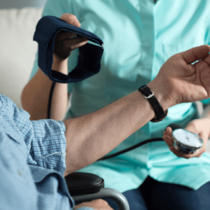 Képzett segédápoló